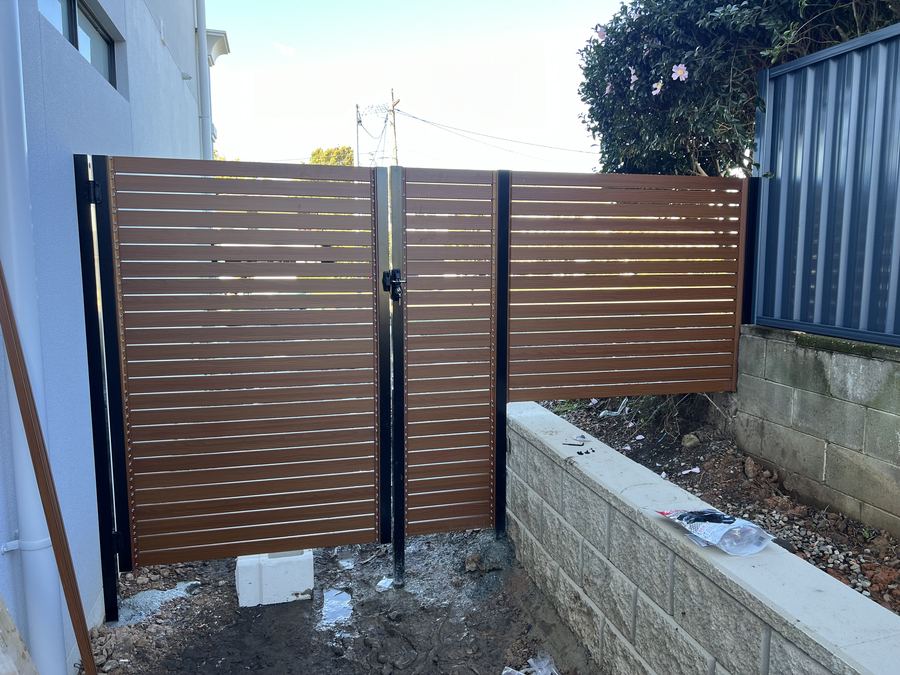 Aluminium slat gate with fixed panel